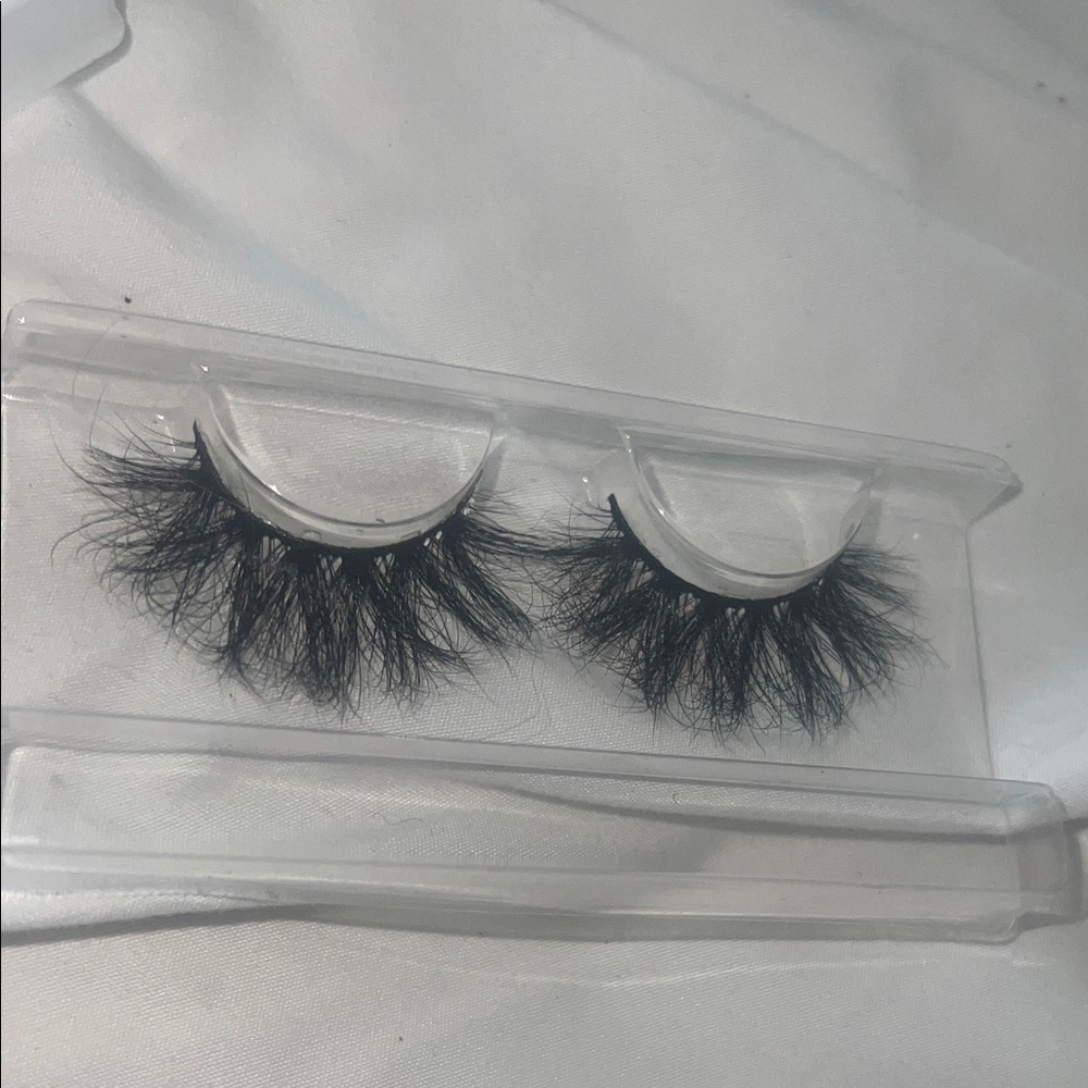 Dramatic Black False Eyelashes